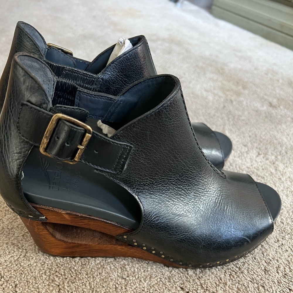 Dansko Women's Sable Black Tumbled Calf Sandal